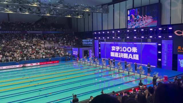 张雨霏获100蝶季军，领奖台互动显可爱