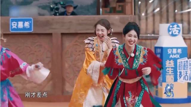 小球掉落，白鹿张艺凡两个美女：我俩刚差点亲上，真绝了丨奔跑吧