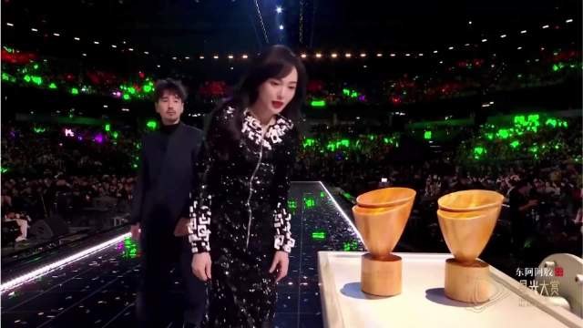 罗晋家教有多严？唐嫣晚礼服裹得贼严实，一点肉不漏丨星光大赏