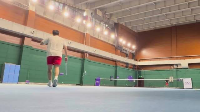 梁伟铿春游后尝试羽式网球，球场挥拍活力十足