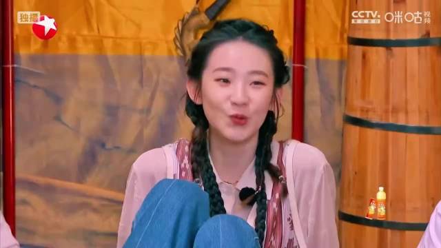 张艺凡太可爱了，想笑又不敢笑，真的要憋坏了，哈哈。张艺凡