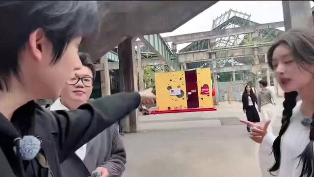 徐志胜偷香肠被当场揭穿，耳朵瞬间通红