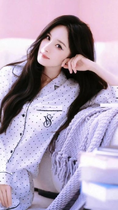 娱乐圈女性艺人是否必须时刻保持完美状态？周冬雨案例引发了哪些反思？