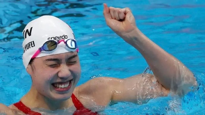 张雨霏获100蝶铜牌：承认差距但斗志昂扬，备战奥运成关键