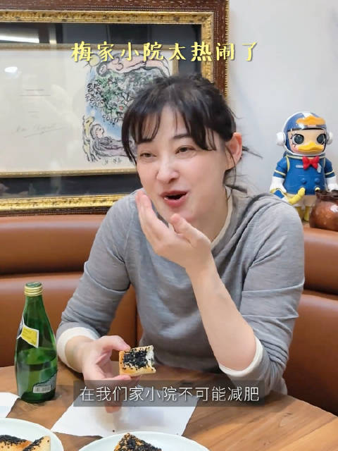 梅婷与家人分享烧饼口味，展现接地气日常