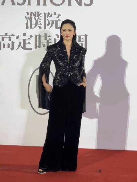 姚晨离婚后首露面全程冷脸避嫌男星，身形暴瘦状态引关注