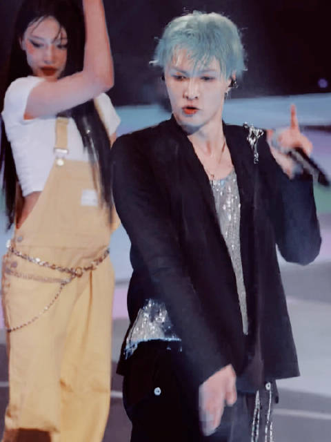 张艺兴南京巡演舞台展现持续学习态度