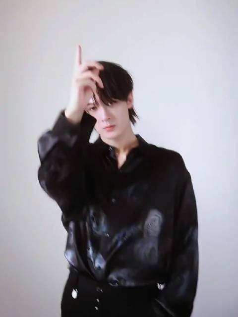 檀健次现代古装造型获赞，风格切换自如