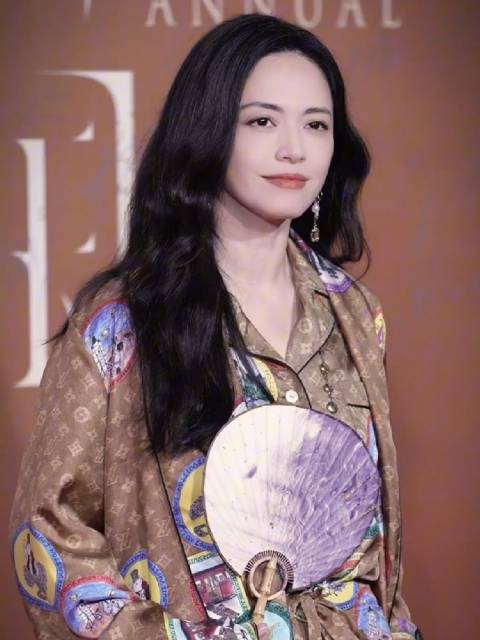 姚晨身家10亿事业腾飞，凌潇肃仍陷洪世贤角色