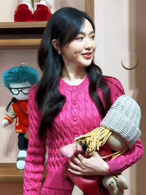 唐嫣穿玫红针织套装亮相FENDI活动，42岁状态如少女