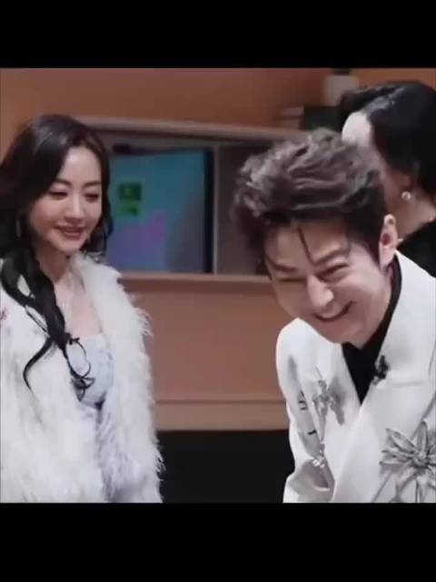 杨蓉调侃何炅致其脸红，何老师害羞破功