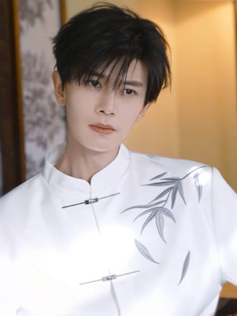 任嘉伦发文祝福嘉人，愿被时光温柔以待