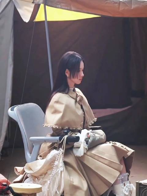 陈都灵复古斗篷裙造型曝光，优雅演绎维多利亚风