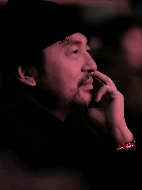 雷佳音现身德云社开业满脸胡茬气质大变
