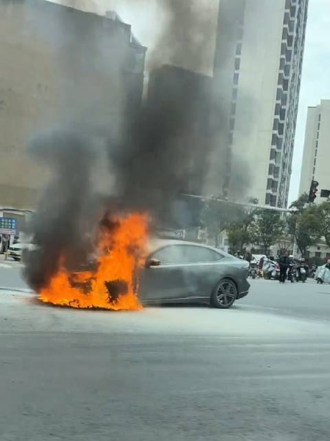 增程车前仓起火电池未受损