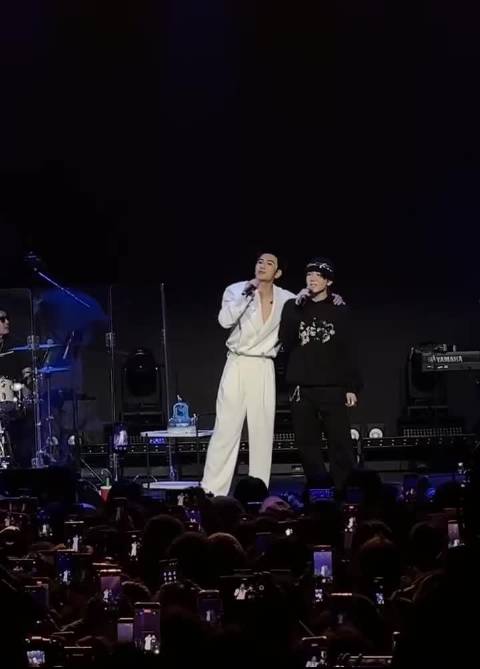 这组最狠的点在于—— 他们不需要刻意制造情怀，随便一句话就是情怀本身