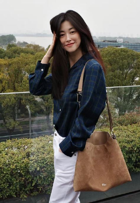 为什么朱珠的淡颜风格能打破娱乐圈审美常规？