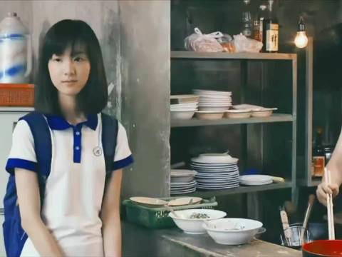 少女腕间跃动的精密齿轮