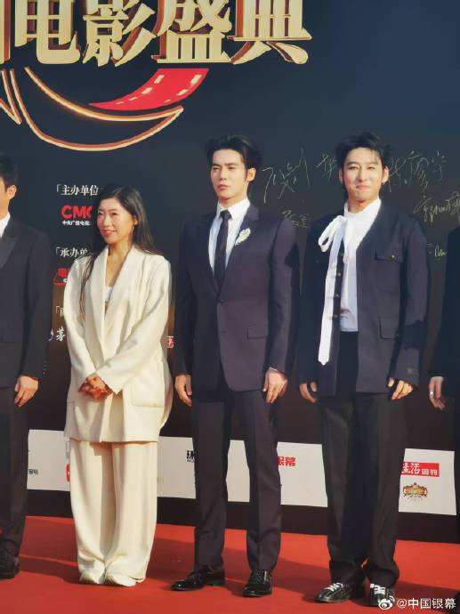 吴京于适红毯互让C位展现前辈默契