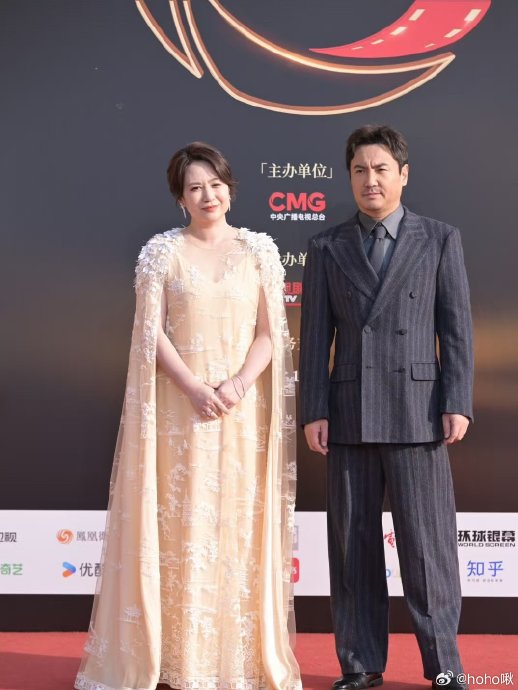 沈腾领奖台自嘲“不配”站马丽旁，二十年默契成就喜剧王炸