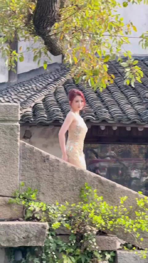 徐璐亮相濮院高定时尚周，演绎Saiid Kobeisy东方雅韵与暗夜玫瑰