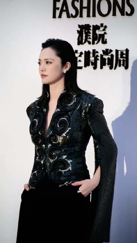 姚晨离婚风波后首次现身濮院高定时装周，聚光灯下，仍是王者归来！