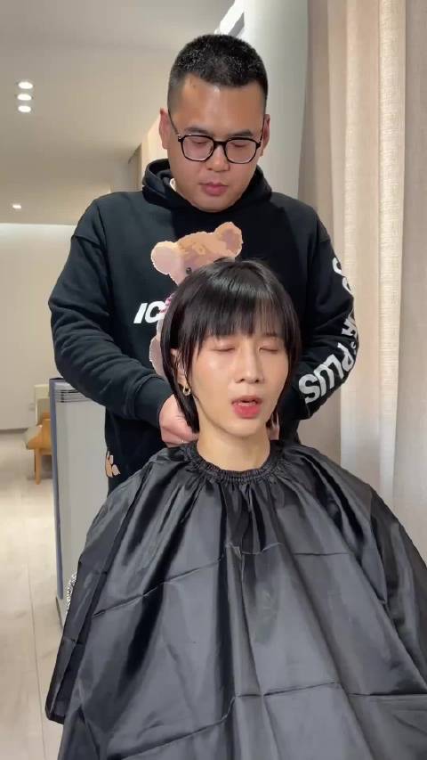 papi酱理发遇托尼老师心理博弈，剪发388元效果引热议