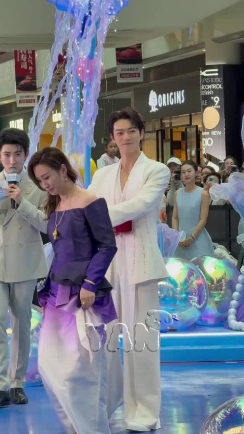 收到礼物很开心的小soso，小表情可可爱爱 @许凯soso cr.logo