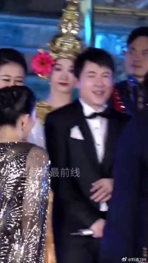 成龙章子怡破好莱坞票房纪录，活动现场互开玩笑邓超大笑