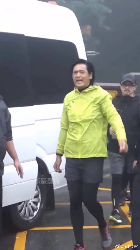 发哥捐毕生存款仍节俭挤公交吃路边摊