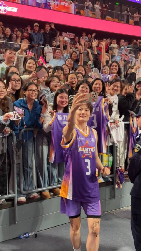 杨力维赛后多方向与球迷合影宠粉