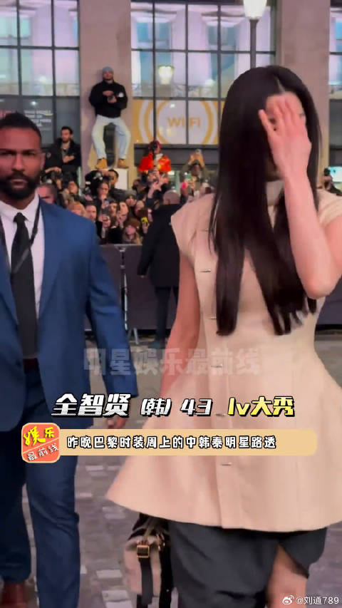 巴黎时装周中韩泰明星外媒镜头表现引关注
