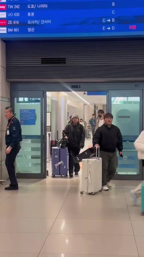 网友机场偶遇李现，李现戴着口罩，手提着包包，顺毛造型好清爽好乖呀