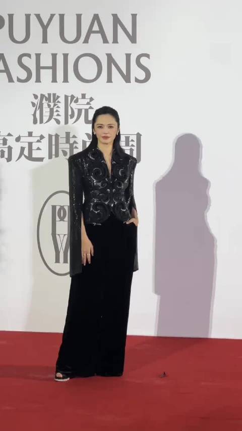 46岁姚晨离婚后首现身状态佳，营业笑容略显僵硬