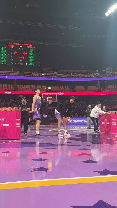 杨舒予为三分大赛蓄力中，杨力维黄思静场边为她捡球