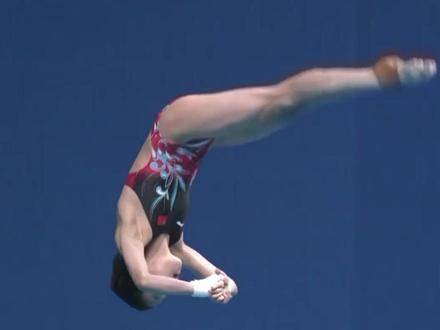 全红婵杭州亚运会10米台满分夺金，水花静默如诗