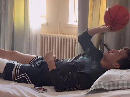 郭艾伦术后卧床模拟投篮展现球痴本色