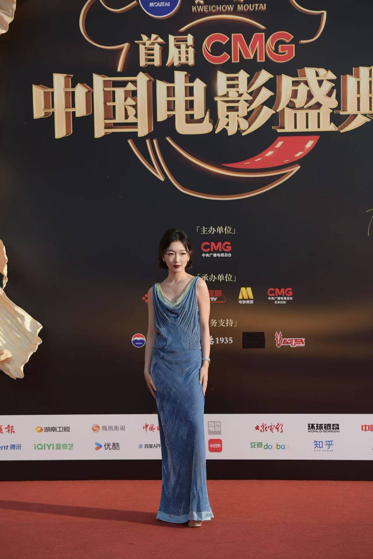 周冬雨穿蓝色丝绒长裙亮相红毯 大秀美背状态从容