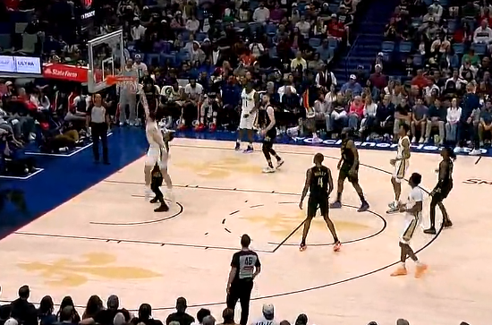 马特科维奇空切空中360度转体，接球完成单臂空接暴扣