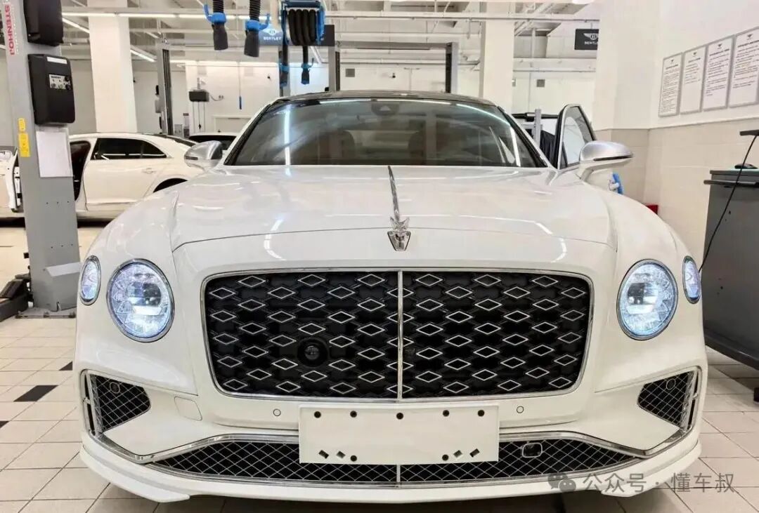 285.5万起!2026款宾利飞驰上市:4.0T V8插混+782马力