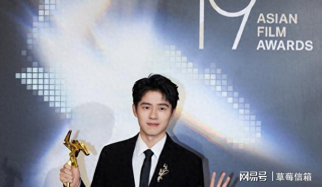 周冬雨刘昊然被猜生娃？男方采访流露端倪，女方颜值下滑越发佛系