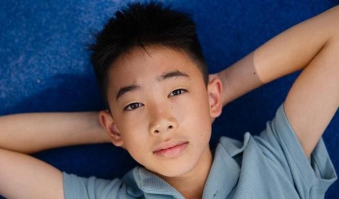 应采儿庆大儿子12岁！Jasper超妈肩，与弟弟共用“脸”？