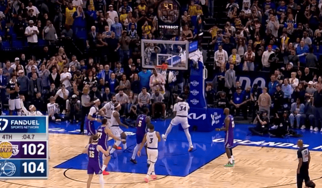 艾顿抢下关键篮板造成犯规，二罚故意砸框不中但没抢到篮板