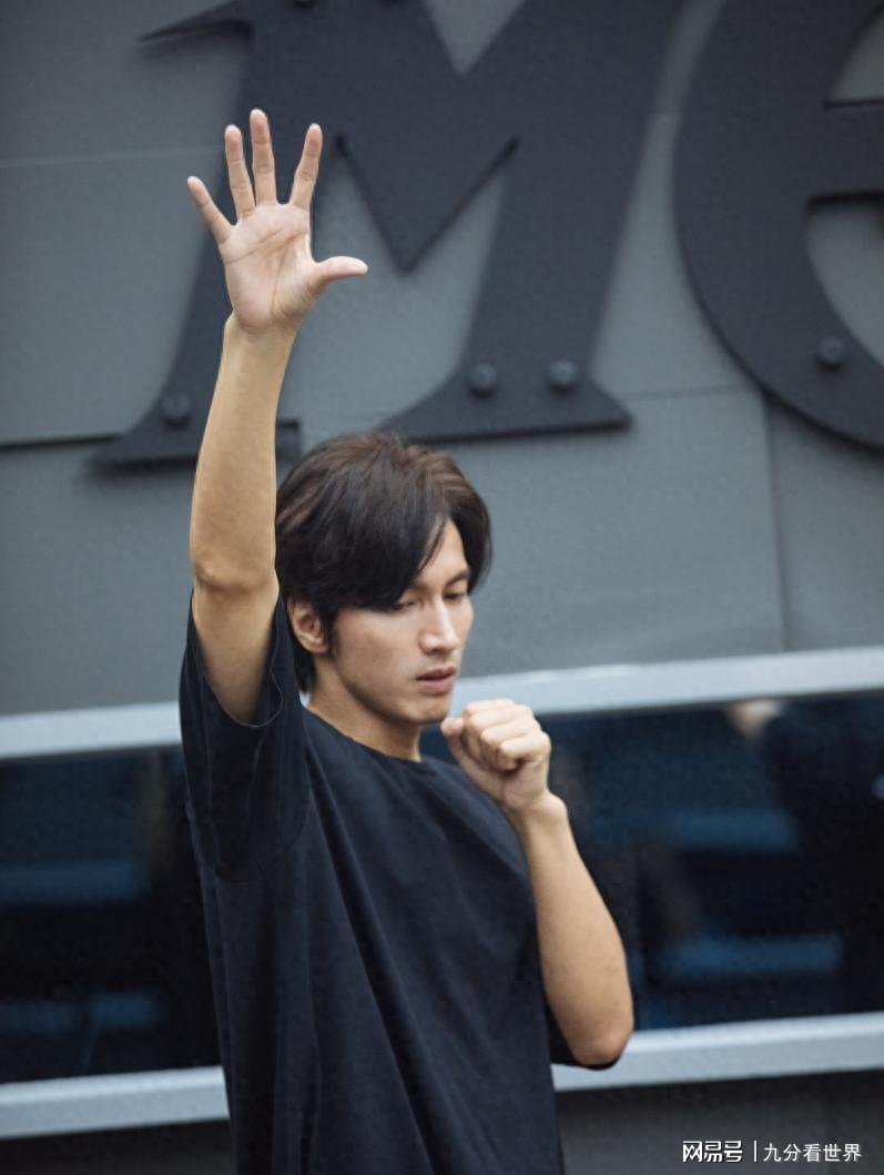 时光的宠儿:解码言承旭48岁的“反油腻”美学