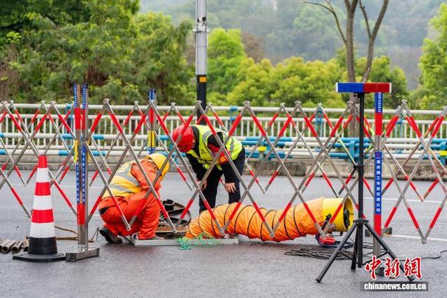 图为华岩中梁山片区污水管网更新改造施工现场。 张霁雯 摄