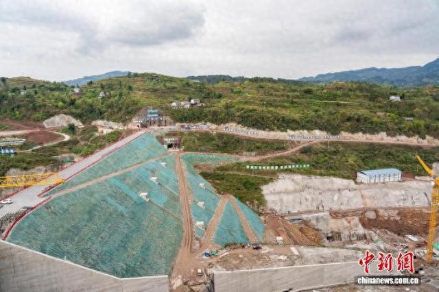 图为建设中的藻渡水库。 张霁雯 摄