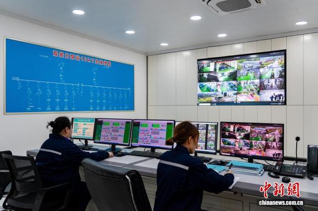 图为观景口水库泵站中控室。 张霁雯 摄