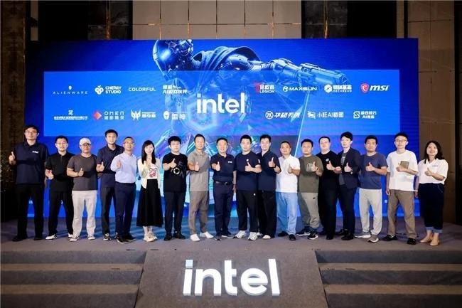 雷神 ZERO 16 Pro (U7-255HX)：畅玩 3A 游戏的 AI 高静游戏本