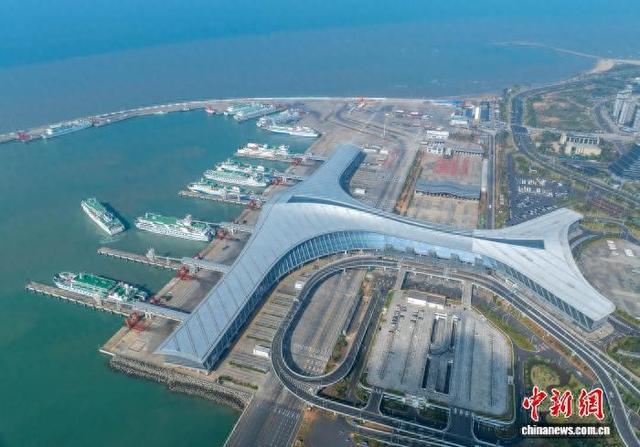 2025年12月5日，航拍位于琼州海峡南岸的海口新海港。中新网记者 骆云飞 摄