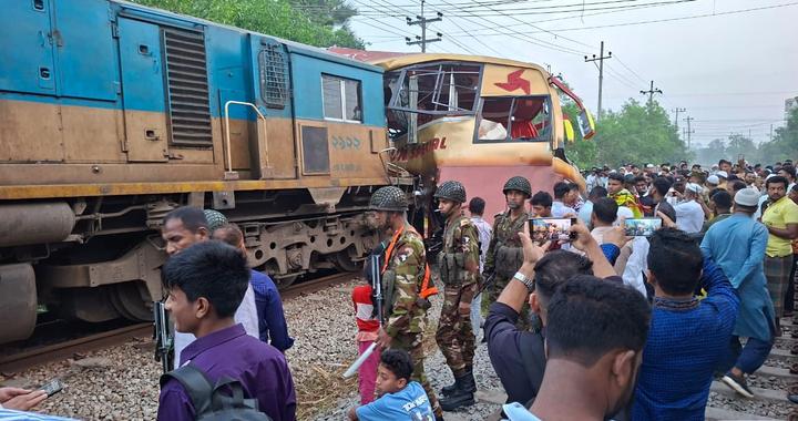 镜头直击 | 孟加拉国列车与客车相撞致12人死亡